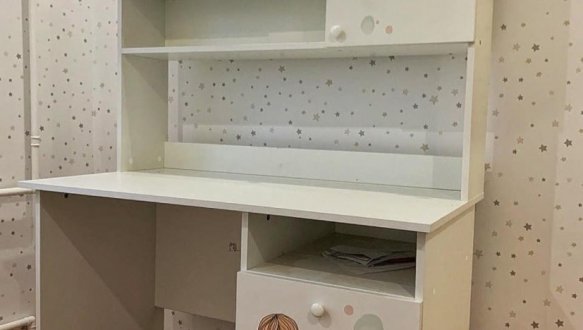 Стіл з надбудовою 9