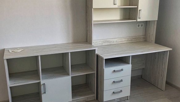 Стіл з надбудовою 2